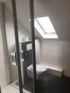 Modernes Bad mit Tageslicht