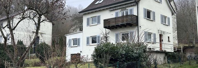 Front, von der ruhigen Seitenstraße aus