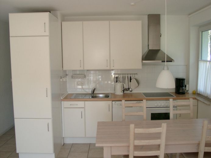 Ferienwohnung Prerow/Darß, 60m², 3 Zimmer, parterre, Südterrasse, PKW-Stellplatz – Küchenzeile