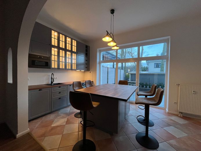 180 m² sanierte Altbauwohnung – offene Wohnküche mit EBK