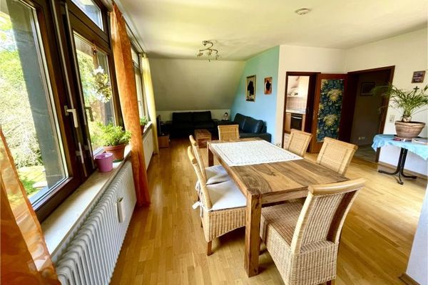 *BADEN-BADEN GEROLDSAU: İdeal konumda, 2 odalı çatı katı dairesi, kapalı otopark yeri,
2 balkon*