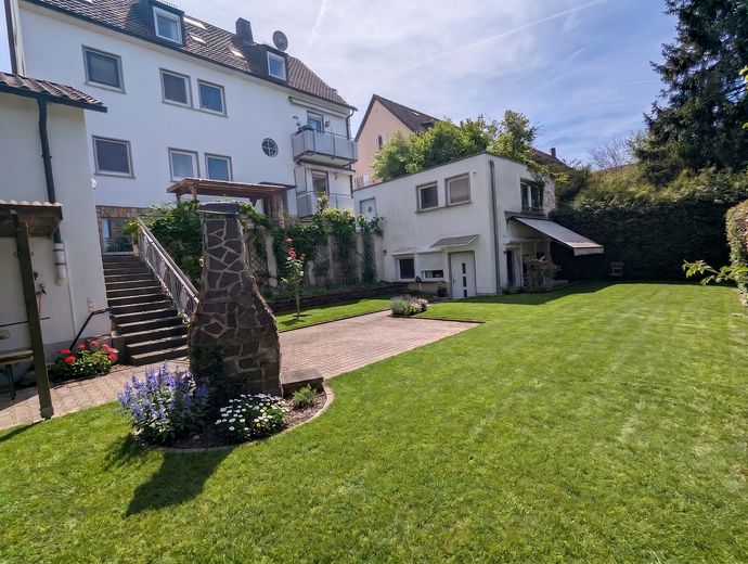 WG geeignete 4 Zimmer-DG-Whg mit Holzfußboden, Balkon, Wohnküche – Garten