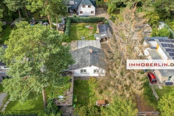 IMMOBERLIN.DE - Wohlfühllage! Netter Bungalow auf herrlichem Grundstück