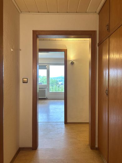 Wieder verfügbar: Große 3-Zimmerwohnung mit traumhaftem Ausblick in Alfelder Bestlage – Garderobe mit Einbauschrank