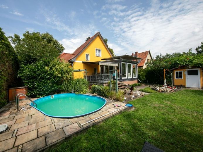 Ihr neues Zuhause – Einfamilienhaus mit ca. 114 m² Wohnfläche, Wintergarten, Pool & Sauna – Photo 1
