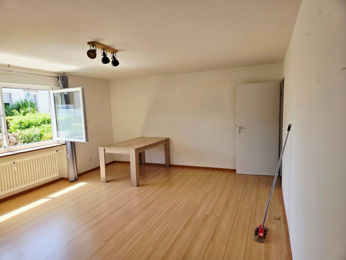 Super Lage: Attraktive 2 Zi, Kü, Bad, Keller, Trockenraum, Stellplatz, Garten zur Mitbenutzung – Wohnzimmer rechte Seite