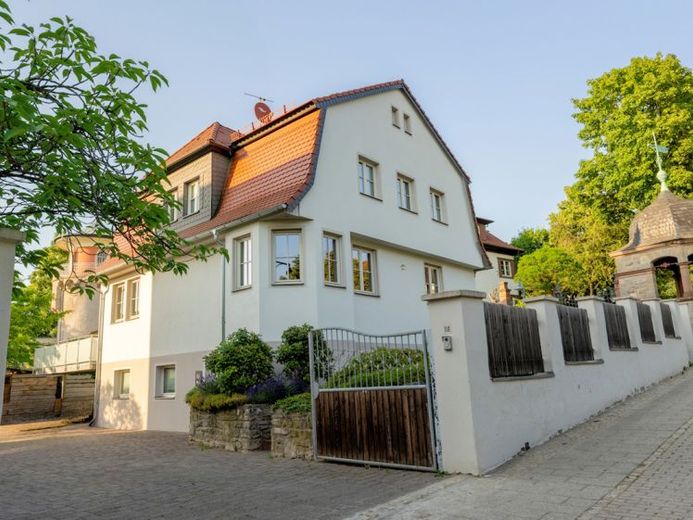Po prostu NIEZWYKŁE: budynek mieszkalno-usługowy z zabytkową wieżą – Zdjęcie 1