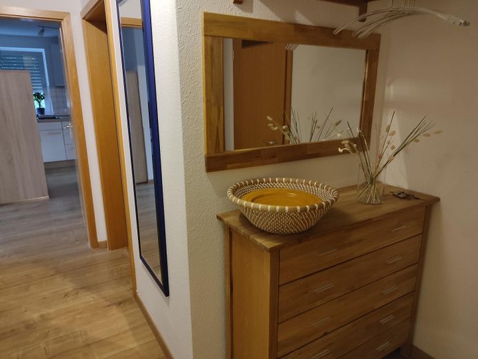 Provisionsfrei: Lichtdurchflutete DG-Wohnung mit 16 m² Dachterrasse, Aufzug & TG-Stellplatz – Diele