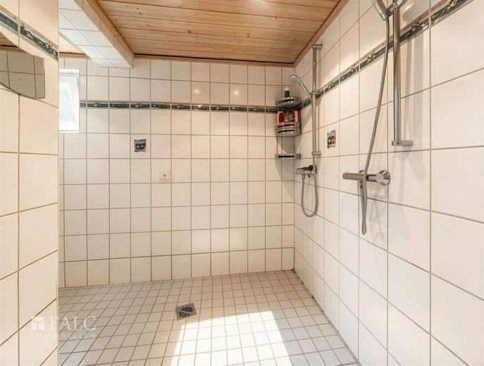 Zwei Ebenen, viele Möglichkeiten - Ihr neues Familienreich samt Gartenparadies! – Badezimmer
