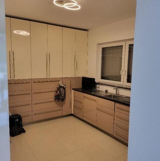 Moderne Luxusvilla: 432 m² Wohnfläche, PV-Anlage, Wärmepumpe & Sauna – Vorratskammer