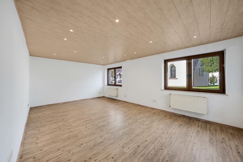 Großzügiges 8-Zimmer-Wohnhaus auf drei Wohnebenen in Aßlar-Berghausen – Foto 2