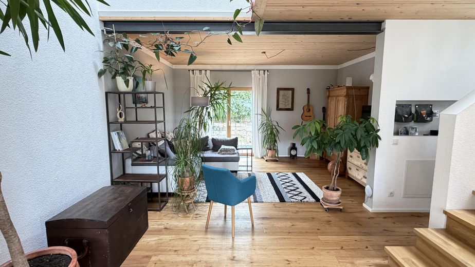 Maison de caractère personnalisée : maison jumelée claire et haut de gamme à Bittenfeld, KfW 55 – Wohnzimmer