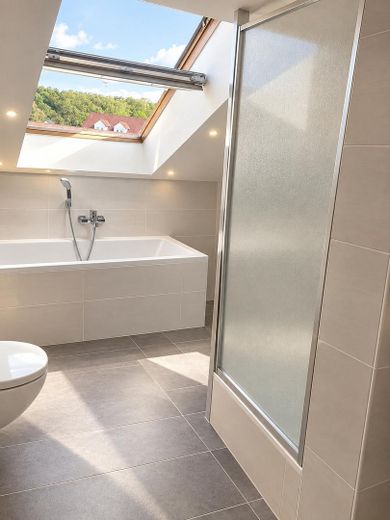 Atractivo ático de 67m² en 58636 Iserlohn- actualmente alquilado – Badezimmer mit Badewanne KI