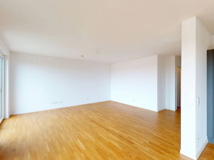 **Kentsel yaşam cennetiniz: Berlin-Lichtenberg'de 3 balkonlu geniş 3 odalı daire** – Ansicht III: Wohnzimmer mit o…