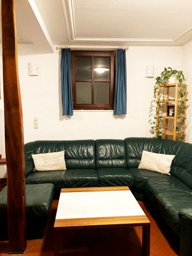 Großzügige ETW in Baden-Baden-Sandweier mit mediterranem Flair, zentral und ruhig gelegen. – Wohnzimmer Ansicht 3