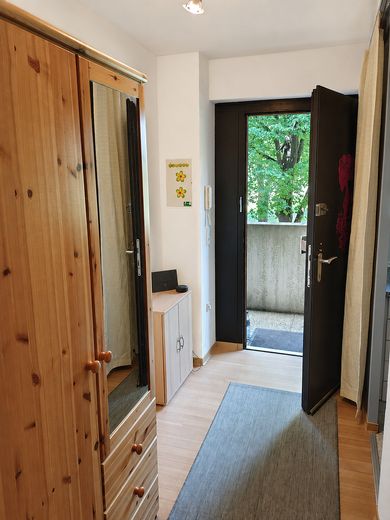Möbliertes 1 Zimmer Wohnung mit Balkon, Stellplatz und Pauschalmiete – Flur