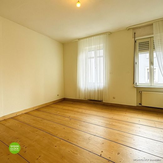 Familienhaus mit Scheune - Ausbaupotential! – Schöne Holzdielen