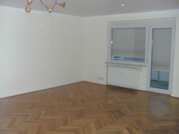renov.bedürft. 3,5-Zi-Whg mit Balkon und EBK samt sep. DG-Whg. im Rohbau, in freundl. MFH in HN – WZ-Ausgang Balkon