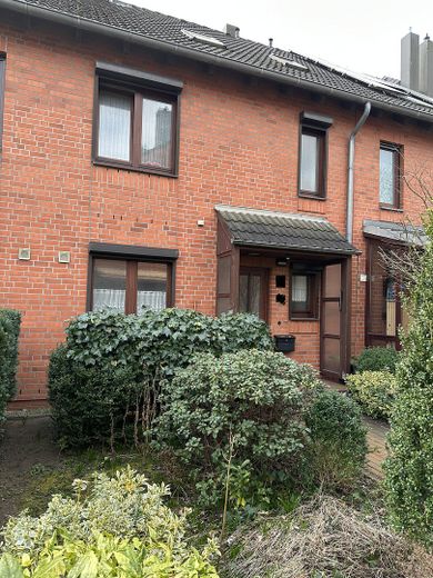 Großzügiges Reihenmittelhaus mit Kaminoption, Garage, Keller & Glasfaser in Kiel-Russee – Hausansicht