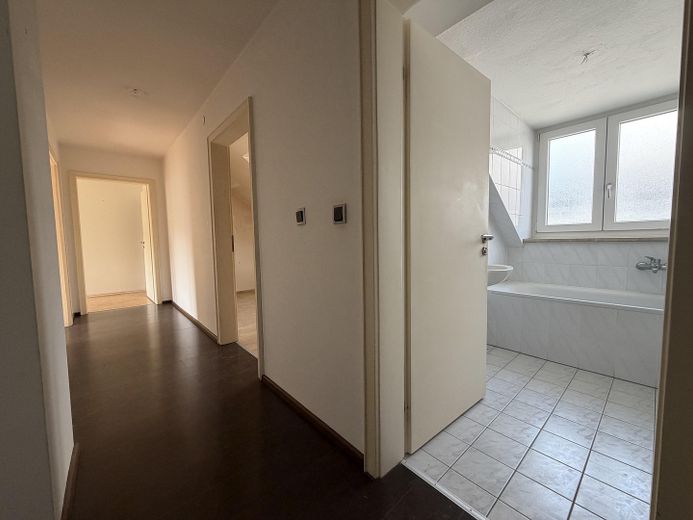 Flur mit Blick ins Badezimmer