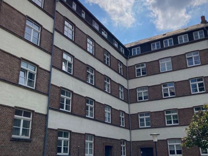 Großezügige 1-Zimmer mit Laminat, Wannenbad, Einbauküche & Balkon in ruhiger Lage! – Foto 1