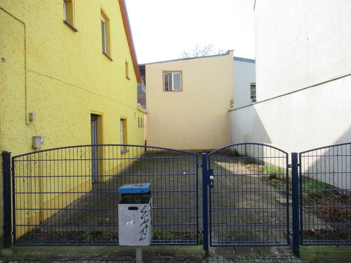2 Häuser auf einem Grundstück Zentrum EFH Gewerbe 5 Garagen Halle privat – Terrasse 