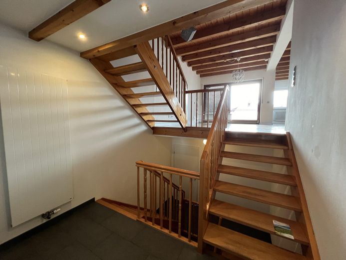 Großzügiges Reihenhaus mit Galerie, Kamin, Solaranlage und Einliegerwohnungspotenzial – Treppenhaus EG