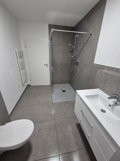 Geniş ve modern: 2 banyolu 4 odalı daire – Badezimmer (leer)