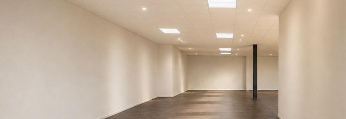 Showroom/commercial space in a prime location on a heavily trafficked road