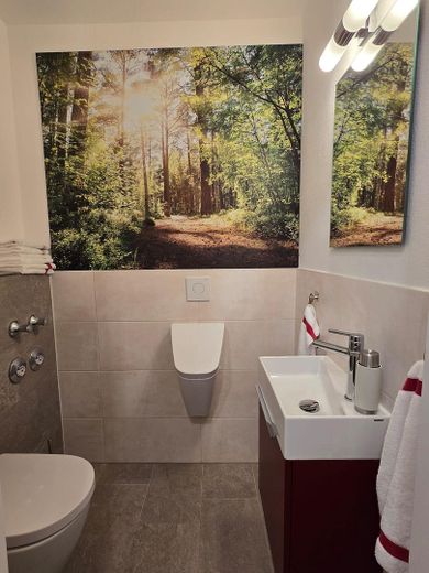 Ein Logenplatz im Grünen – großzügige 3-Zimmer-Wohnung – Gäste-WC