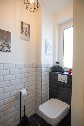 Reihenendhaus KfW 55 mit Wintergarten in Langenfeld – Gäste WC mit Metro-Fliesen