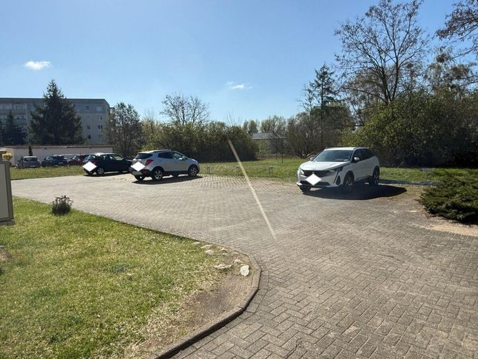 HORN IMMOBILIEN++ Neustrelitz, Mehrfamilienhaus mit 6 WE, Balkone, Stellplätze und Keller -vermietet- – Parkplatz