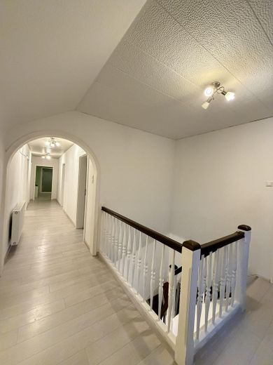 1–2 Familienhaus mit ca.300 m² Wfl.auf großzügigem 1.050-m²-Grundstück–ideal für Wohnen und Arbeiten – Flur OG
