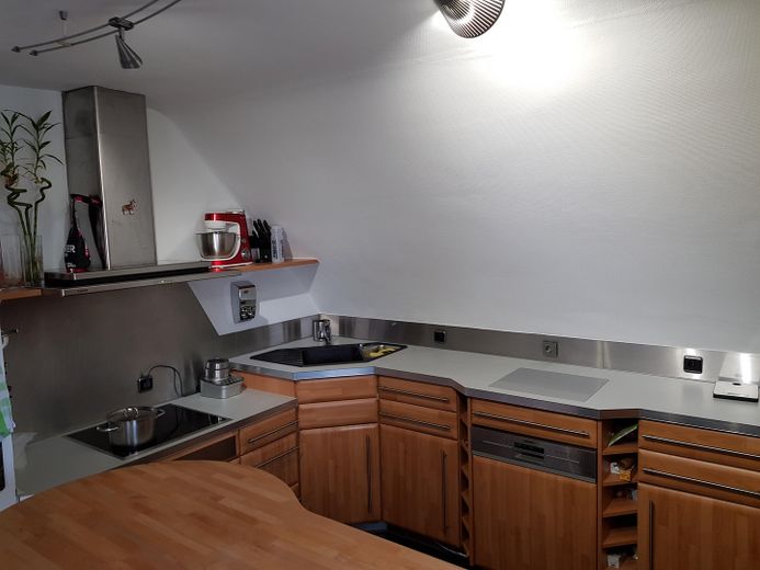 Top Maisonettewohnung mit Balkon, EBK und Klimaanlagen zu vermieten – Küche