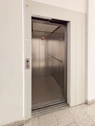 Modernes Wohnen nahe dem Rhein: Barrierefreie 3-Zimmer-Wohnung mit Balkon &amp; Tiefgaragenstellplatz – Aufzug