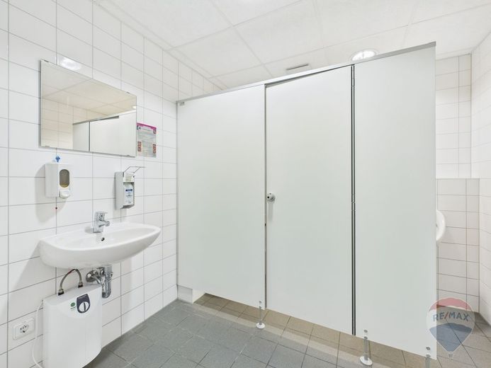 Provisionsfrei für Mieter! -Moderne Bürofläche- hell und barrierefrei – Badezimmer