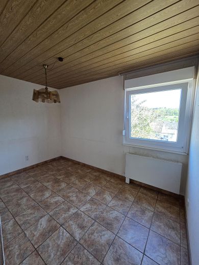 Schönes freistehendes Einfamilienhaus zu verkaufen – Ess-/Schlafzimmer