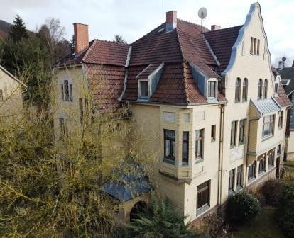 Historische Jugendstilvilla mit großem Grundstück in zentraler, ruhiger Altstadtlage – Seitenansicht