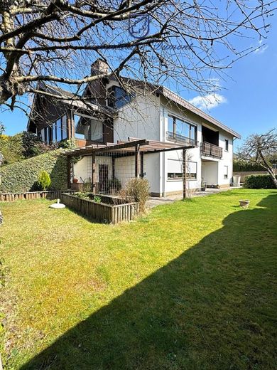 Großzügiges 1-FH + ELW, freistehend mit 2 Garagen, Kamin + Wintergarten – Gartenansicht