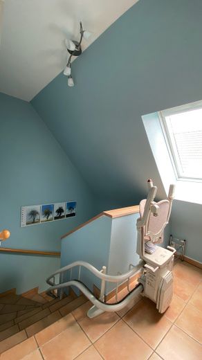 Von Privat: Energetisch modernisiertes Einfamilienhaus mit Einliegerwohnung / Mehrgenerationenhaus – OG Treppenhaus