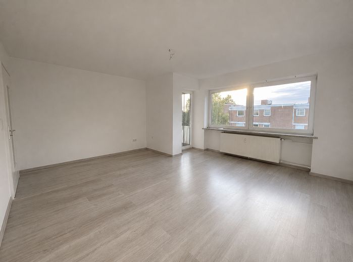 4 habitaciones, balcón, sótano: renovado y listo para entrar | sin comisión – Wohnzimmer