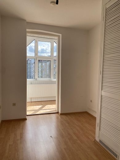 Sofortbezug! Helle 5-Zimmer-Altbauwohnung m. Balkon über den Dächern von Kiel zu kaufen. – Schlafzimmer4 mit Wintergarten