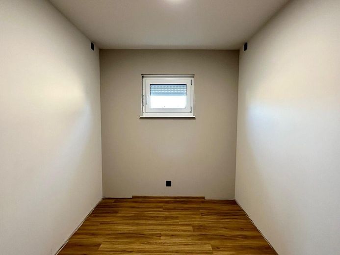 Jetzt Miete möglich! Winkelbungalow 5 km bis Neubrandenburg, Baujahr 2022, Doppelgarage, EBK,Carport – Ankleidezimmer Ist-Zustand