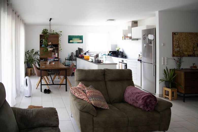 Moderno, senza barriere, esclusivo: fantastico appartamento di 4 locali a Pattonville – Wohnzimmer