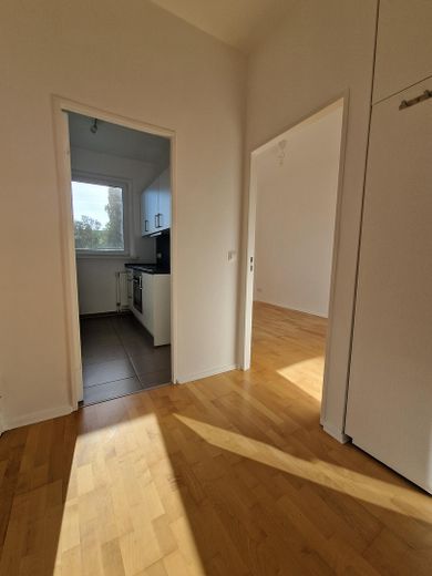 Sehr helle 2-Zi.-Whg., saniert, mit EBK, 4.OG mit Aufzug, Kudamm-Nähe – Gang, Küche, Schlafzimmer