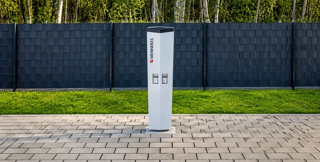 Eigenständige, hochwertige Gewerbeeinheit mit Halle, Büros & Galerie – direkt an der B12 – 29_Ladesäule_2_22KW