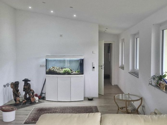 Centro ippico senza provvigioni sul lago con maneggio coperto, campo da equitazione e 15 box per cavalli – Wohnzimmer