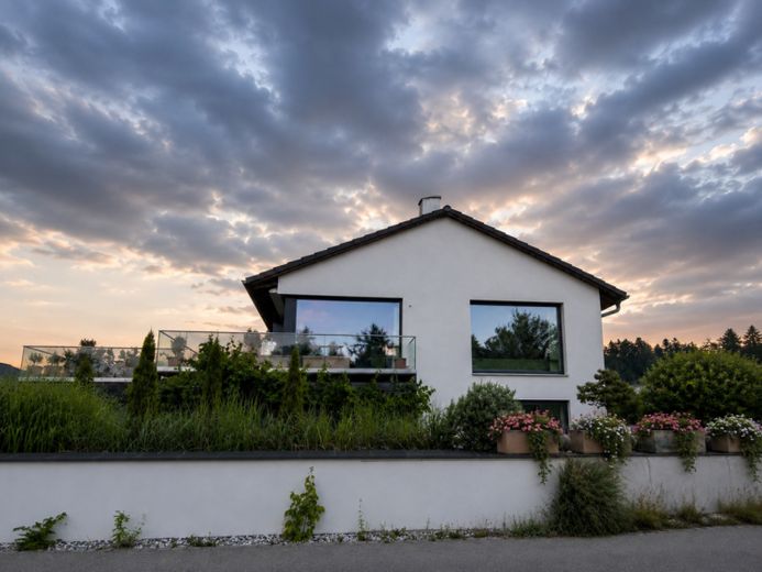 Design trifft Familienglück - außergewöhnliches Zuhause mit Alpenpanorama – Photo 1