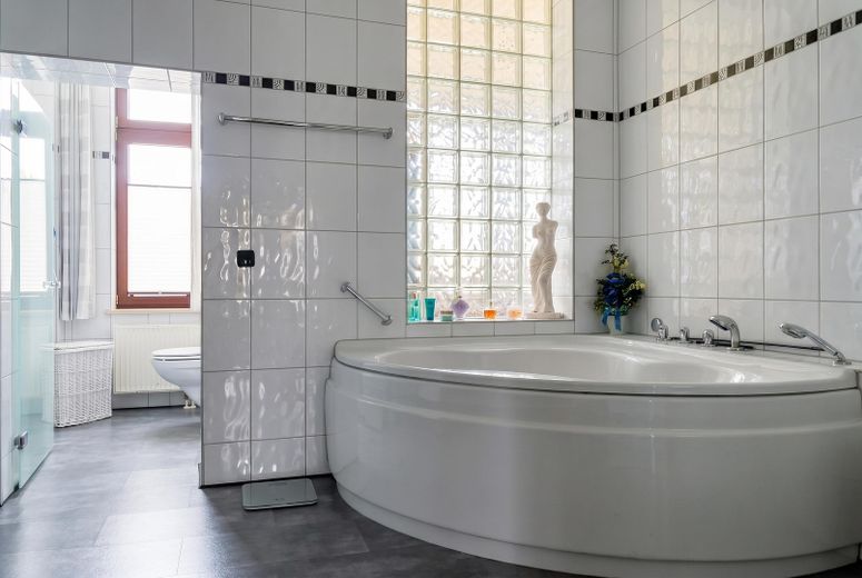 centrally located apartment in a listed historic villa – Badezimmer