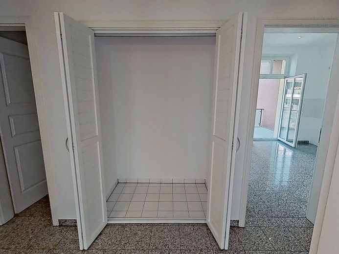 Historischer Charme trifft Wohnkomfort – 4-Zimmer-Altbauwohnung mit Balkon – Abstellraum im Flur